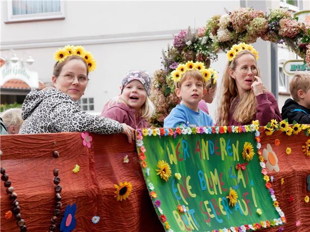 Bunt, laut und fröhlich - die Tarmstedter Erntewagenparade