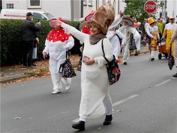 Bunt, laut und fröhlich - die Tarmstedter Erntewagenparade