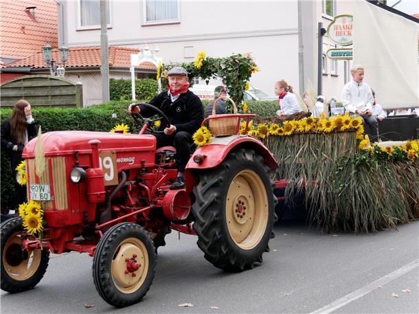Bunt, laut und fröhlich - die Tarmstedter Erntewagenparade