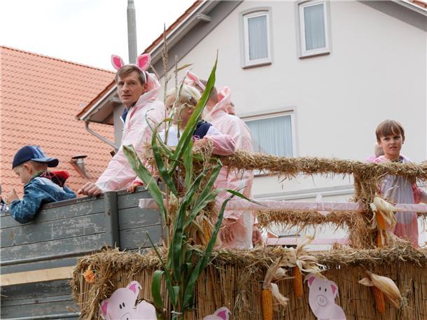 Bunt, laut und fröhlich - die Tarmstedter Erntewagenparade