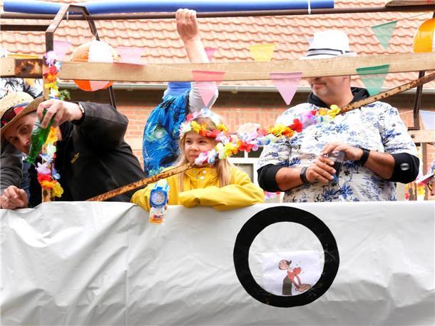 Bunt, laut und fröhlich - die Tarmstedter Erntewagenparade