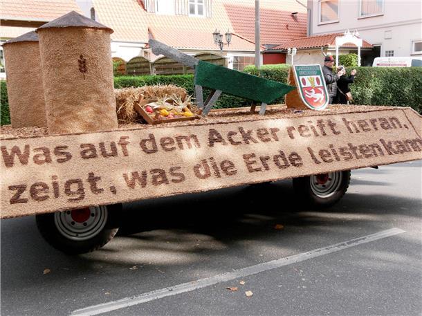 Bunt, laut und fröhlich - die Tarmstedter Erntewagenparade