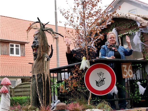 Bunt, laut und fröhlich - die Tarmstedter Erntewagenparade