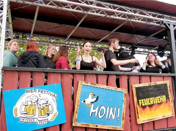 Bunt, laut und fröhlich - die Tarmstedter Erntewagenparade