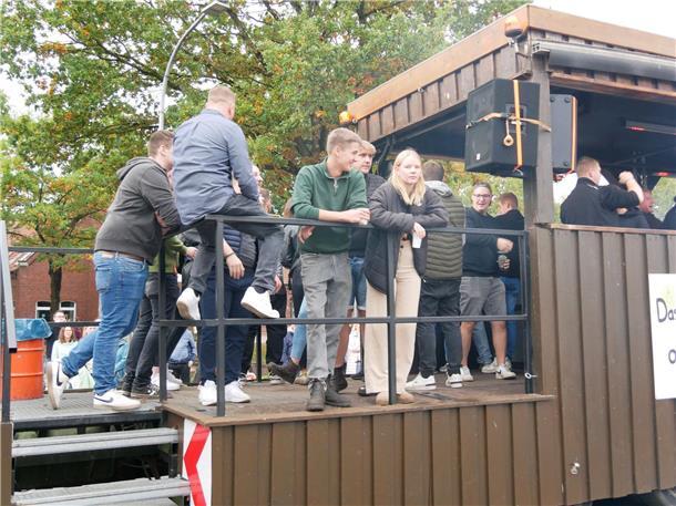 Bunt, laut und fröhlich - die Tarmstedter Erntewagenparade