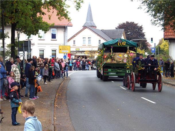Bunt, laut und fröhlich - die Tarmstedter Erntewagenparade