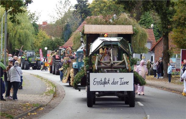 Bunt, laut und fröhlich - die Tarmstedter Erntewagenparade