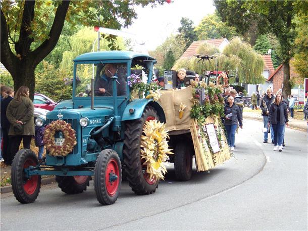 Bunt, laut und fröhlich - die Tarmstedter Erntewagenparade