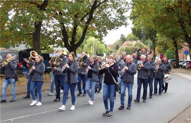 Bunt, laut und fröhlich - die Tarmstedter Erntewagenparade
