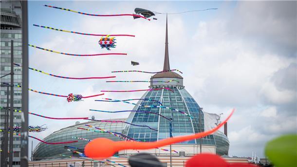 Bremerhaven lädt am Wochenende zu Drachenfestvial und Bürgerbummel Bunte Drachen sind am Himmel über der Kuppel des Outlet-Centers Bremerhaven zu sehen.