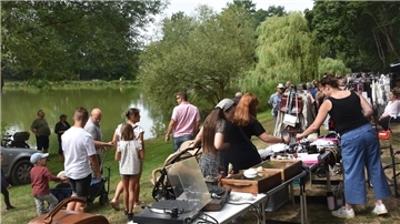 Flohmarkt am Birkensee in Weertzen. 