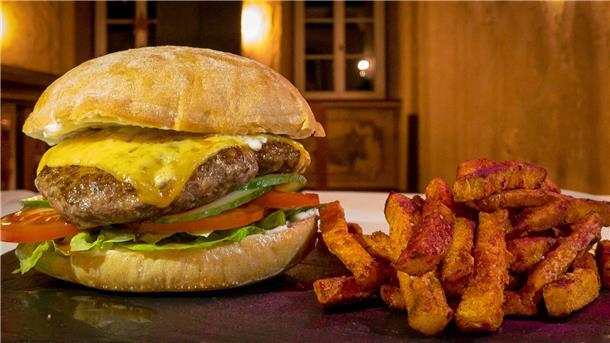 Burger mit Wildfleisch - in 32 englischen Kitas wird das künftig häufiger auf den Tellern der Kinder landen.
