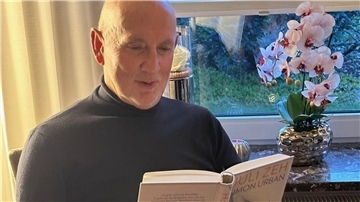 Ein Mann hat ein Buch in der Hand