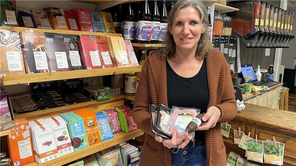 Hier bekommen Sie in und um Butjadingen regional erzeugtes (Bio) - Fleisch Frau im Bioladen mit Fleischwaren