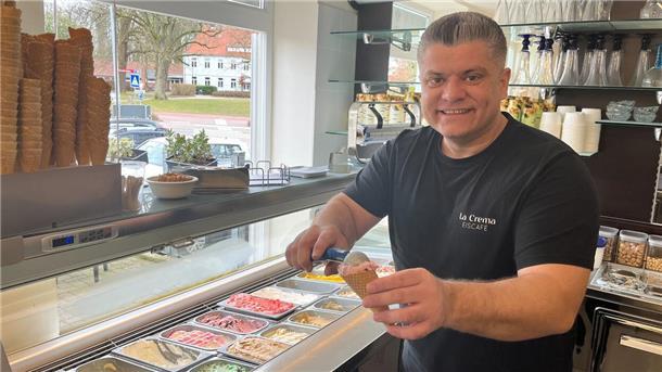 Wird das Eis immer teurer? Das sagen die Eiscafés im Cuxland Burim Feka betreibt seit einem Jahr das Café Crema am Amtsdamm in Hagen.