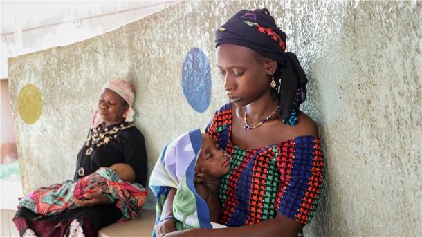 Burkina Faso: Eine Mutter (r.) hält ihren zweijährigen Sohn, der wegen Unterernährung mit einer Magensonde behandelt wird.