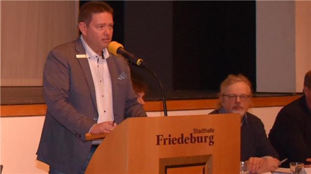 Butjadinger Gemeinderat tritt einstimmig für Klinik in Nordenham ein Butjadingens Bürgermeister Axel Linneweber. Er spricht über den Klinikstandort Esenshamm.