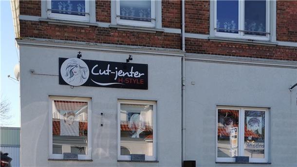 Butjenter, also Einwohner Butjadingens, lassen ihre Haare beim Cut-jenter fallen.