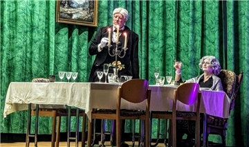 Butler James (Gabriel Perez) und Miss Sophie (Monika Hattermann) treffen sich Ende Dezember viermal zum „Dinner for One“ im Rathaussaal.