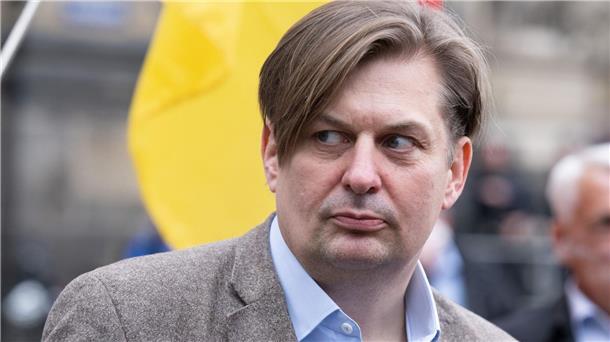 Bystron bestreitet Zahlungen von prorussischer Plattform Bystron sollte bis zur Klärung der Vorwürfe keine Wahlkampfauftritte absolvieren, findet Maximilian Krah.