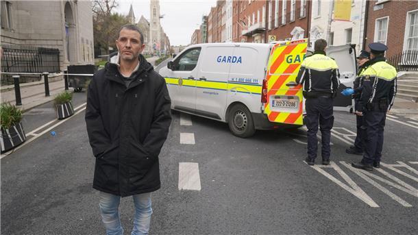 Caio Benicio, ein Deliveroo-Fahrer, schlug mit seinem Helm auf einen Messerangreifer in Dublin ein und verhinderte womöglich mehr Opfer.