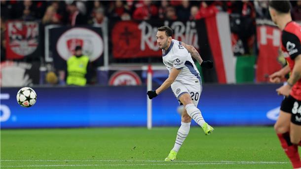 Später Siegtreffer: Bayer auf Achtelfinal-Kurs Calhanoglu ist der Dreh- und Angelpunkt bei Inter.