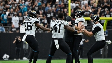 Cam Little (2.v.r) hat einen NFL-Rekord aufgestellt und das längste Field Goal der Geschichte erzielt.