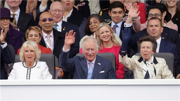 König Charles wird 74: Bewährungsprobe auf dem Thron Camilla (l-r), Charles und Prinzessin Anne beim zum Platinjubiläum der Queen in London.