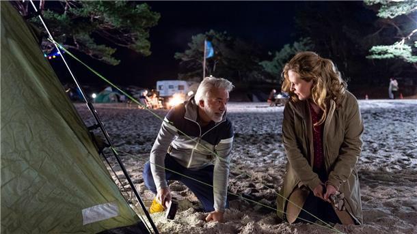 „Camping mit Herz“: Kalle muss Kröten schlucken Camping Kalle (Christoph M. Ohrt) zeigt Desiree (Diana Amft), dass er vom Zeltaufbau durchaus etwas versteht.