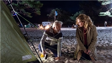 Camping Kalle (Christoph M. Ohrt) zeigt Desiree (Diana Amft), dass er vom Zeltaufbau durchaus etwas versteht.