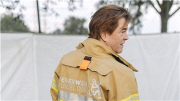 Campino trägt die Jacke, die nun versteigert wurde.