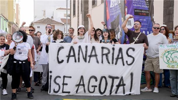 Aufstand gegen Massentourismus in Spanien Canarias se agota - die Kanaren haben genug.