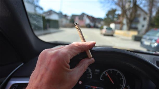Cannabis-Zigarette am Steuer. 