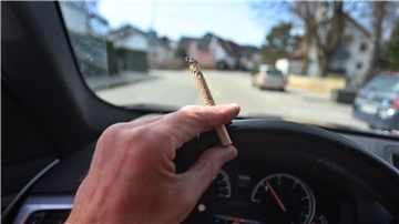 Cannabis-Zigarette am Steuer. 