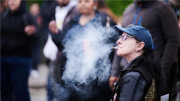 NRW-Gesundheitsministerium gegen Cannabis-Modellvorhaben Cannabis-Rauch liegt über einer Demonstration für die Legalisierung der Droge - in der Debatte um Modellregionen für die kontrollierte Abgabe meldet man sich aus Nordrhein-Westfalens Gesundheitsministerium zu Wort.