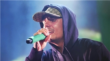 Der deutsche Rapper Capital Bra singt auf einer Bühne.
