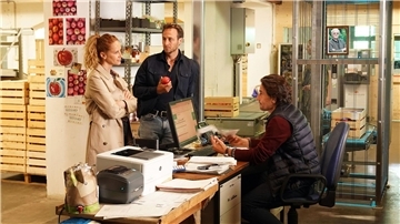 Capo“ Sonja Schwarz (l-r, Chiara Schoras,) und Jonas Kerschbaumer (Gabriel Raab) befragen Johannes Karner (Oliver Mommsen).