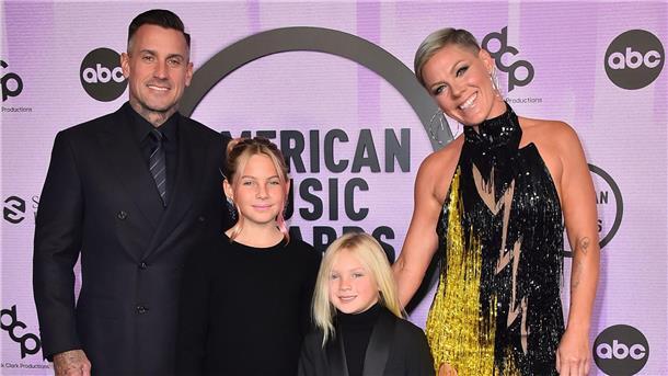 Pink: Keine Tablets und Smartphones für ihre Kinder Carey Hart (l), Pink (r) und ihre Kinder Willow Sage Hart (2.v.l) und Jameson Moon Hart bei den American Music Awards 2022.