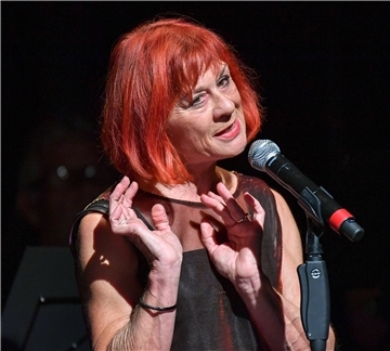 Frau Carla Mantel