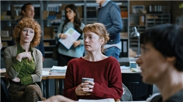 Carla Nowak (Leonie Benesch) überschreitet in „Das Lehrerzimmer“ eine Grenze.