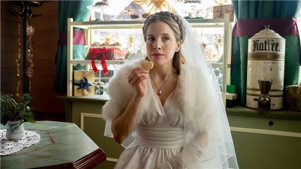 Bergdorf statt Berghain: Der Weihnachtsfilm „Zitronenherzen“ Carla wird unfreiwillig zur Romanfigur.