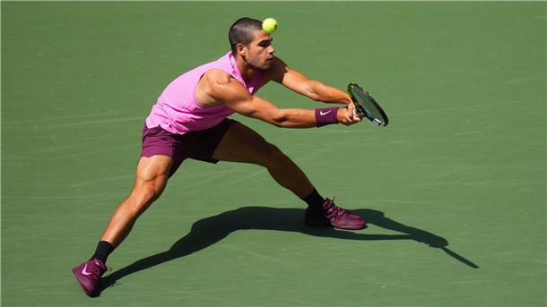 Famoser Alcaraz imponiert bei Halbfinal-Einzug in New York Carlos Alcaraz fehlen noch zwei Siege zum US-Open-Titel.