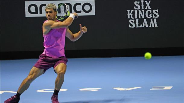 Alcaraz und Sinner spielen um Finalsieg und Mega-Prämie Carlos Alcaraz hat das Finale des Six Kings Slam in Saudi-Arabien erreicht.