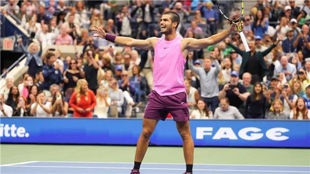 Vor Trump: Alcaraz dank US-Open-Triumph Nummer eins der Welt Carlos Alcaraz jubelt über seinen Titel.