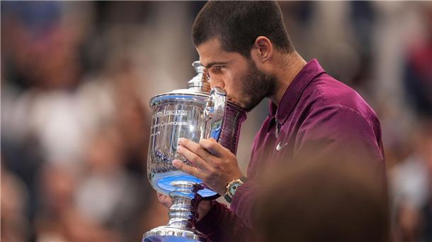Bilder des Tages Carlos Alcaraz küsst nach seinem Sieg bei den US Open in New York die Trophäe.
