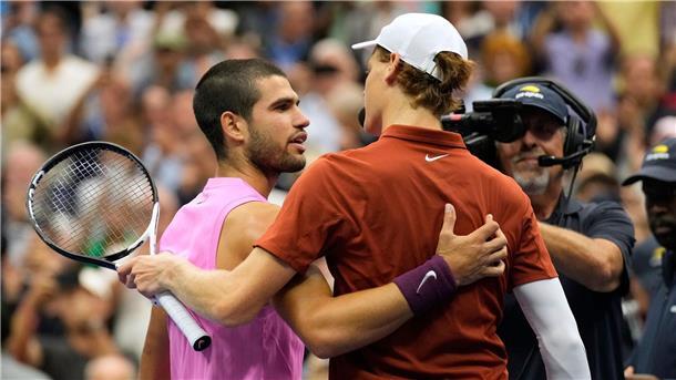 „Koffer voller Magie“ - Alcaraz unlösbare Aufgabe für Sinner Carlos Alcaraz (l) setzte sich im US-Open-Finale in vier Sätzen gegen Jannik Sinner (r) durch.