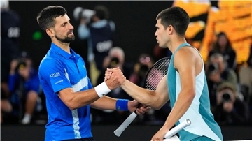 Carlos Alcaraz (r.) unterstützt die Klage der Spielergewerkschaft um Novak Djokovic nicht.