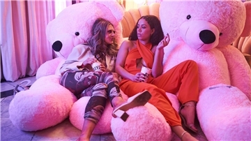 Carly (Lara Peake, l) hat Sasha (Nicole Lecky) auf die Gästeliste einer angesagten Influencer-Party gebracht.