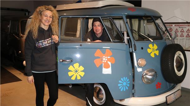 Carmen Schwarzer und Pascal Janoush vergöttern ihn, ihren himmelblauen Bulli. Es war Liebe auf den ersten Blick, als sie ihn vor zehn Jahren in der Werkstatt eines Bekannten gesehen haben. 70 Jahre gibt es das Kultmodell von VW nun. Aber was ist eigentlich so besonders an ihm?