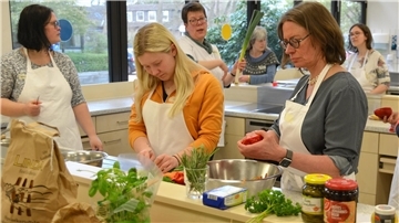 Zwei Frauen lernen, wie sie Reste kreativ verwerten.
